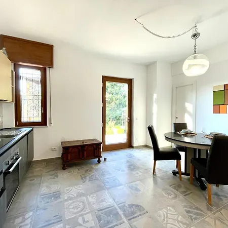 Hostdomus - La Rocca Lägenhet