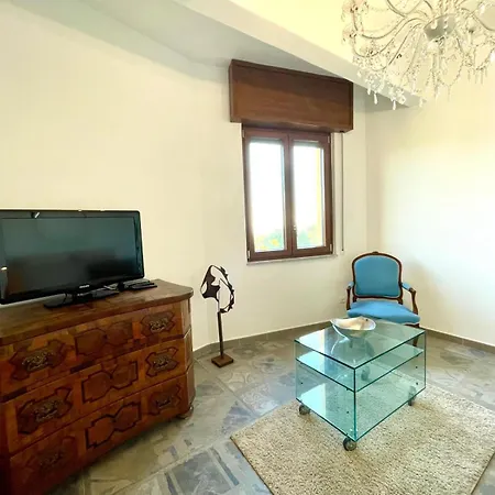 Hostdomus - La Rocca Апартаменты