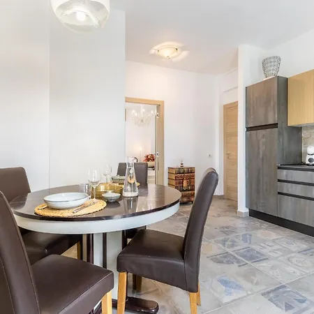 Hostdomus - La Rocca Apartamento